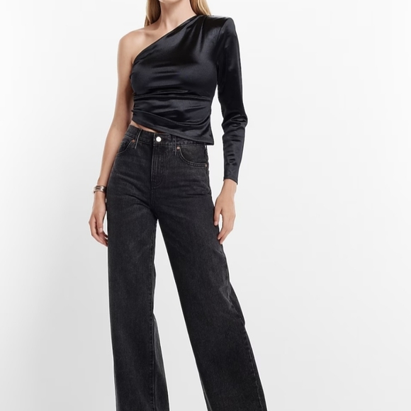 EXPRESS Satin Padded shoulder ruched top - Picture 5 of 14